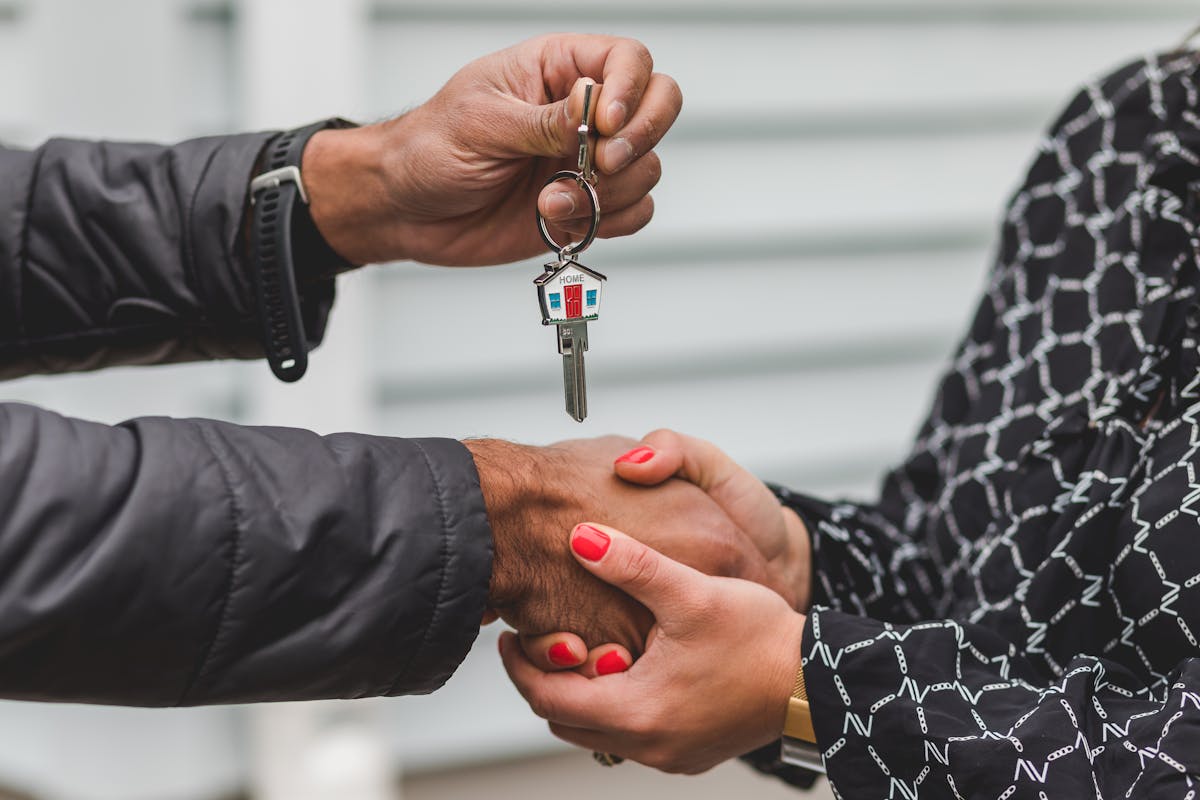 Agents who collect structured feedback after viewings can give sellers data instead of opinions. Photo by RDNE Stock project.