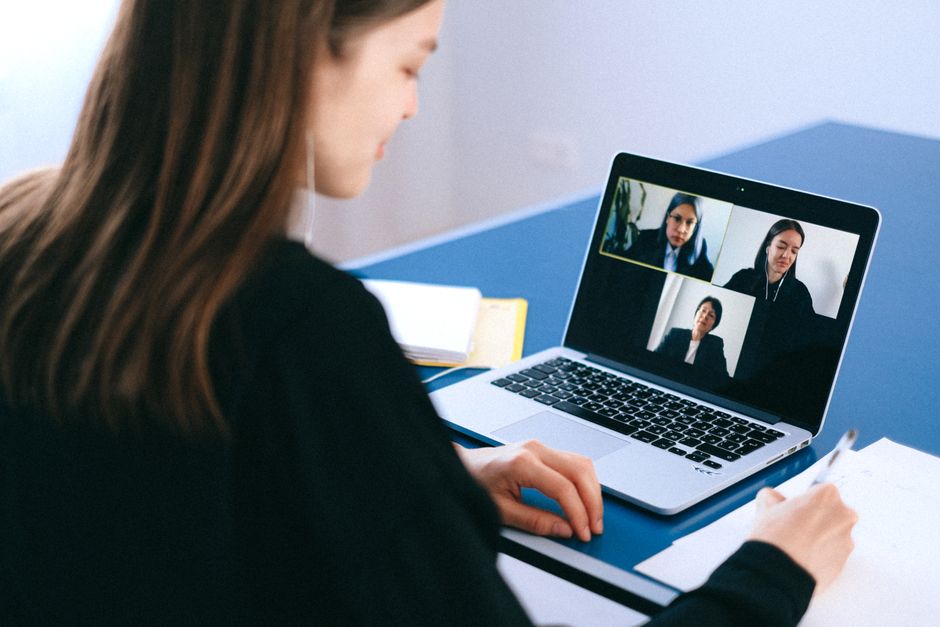 Distributed teams make live skip-levels hard to schedule across time zones and calendars. Photo by Anna Shvets.